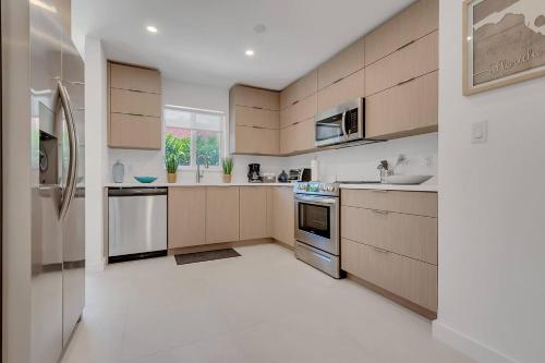 25 Guests Luxury Miami House With Pool & Gazebo! in Miami, USA