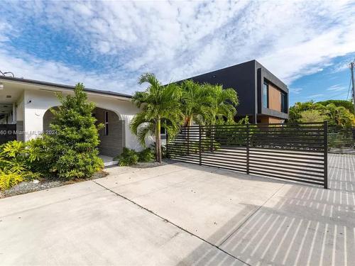 25 Guests Luxury Miami House With Pool & Gazebo! in Miami, USA