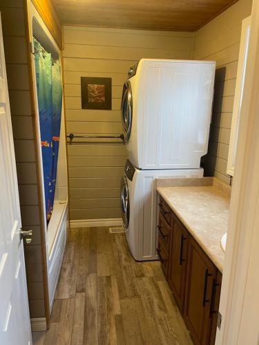 Fürdőszoba, 4 Bedroom Cottage on Manitoulin Island Next to Sand Beaches! in Providence Bay (ON)