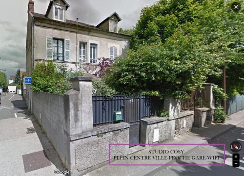 Studio tout confort avec jardin gare Mantes - Location saisonnière - Mantes-la-Jolie