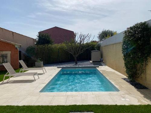 Détente sous le soleil du Midi avec piscine privée