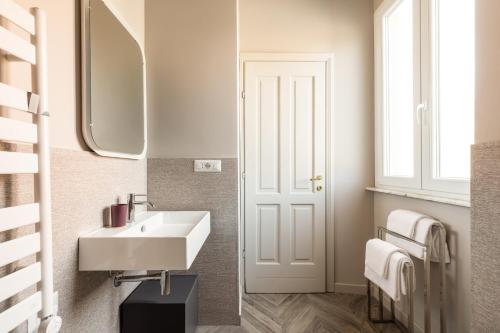 Vatican Stunning 2 BR Apartment - image 4