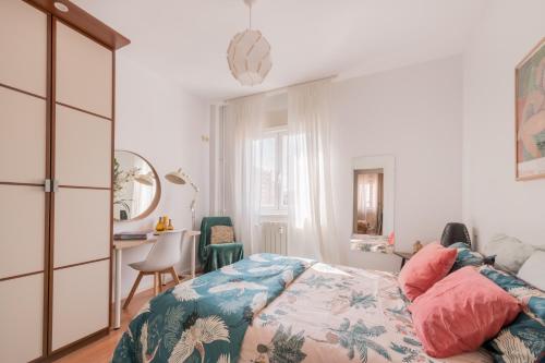 Cozy and Stylish Room with Natural Light and Vibrant Decor, Madrid (foto 9)