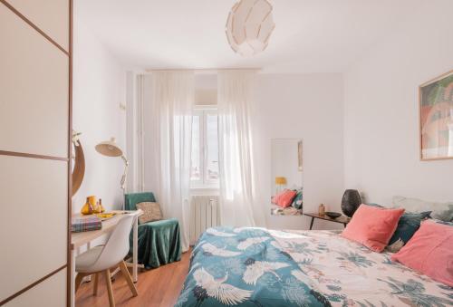 Cozy and Stylish Room with Natural Light and Vibrant Decor, Madrid (foto 10)