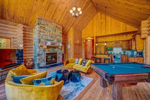Chalet Bee with Private Hot Tub, Sauna & Pool , Fiddler Lake in 米勒伊斯勒斯(QC)