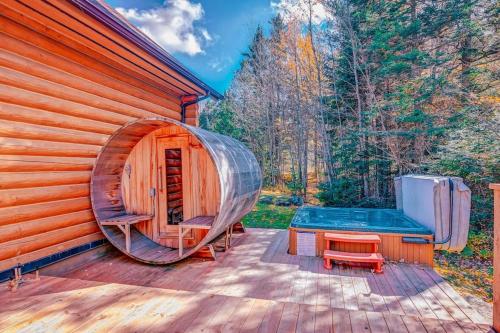 Chalet Bee with Private Hot Tub, Sauna & Pool , Fiddler Lake in 米勒伊斯勒斯(QC)