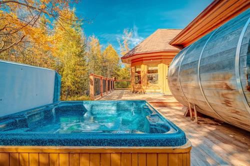 Chalet Bee with Private Hot Tub, Sauna & Pool , Fiddler Lake in 米勒伊斯勒斯(QC)