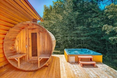Chalet Bee with Private Hot Tub, Sauna & Pool , Fiddler Lake in 米勒伊斯勒斯(QC)