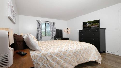 Over Gatlinburg Condo - image 2