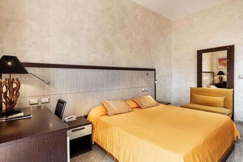 Superior Triple Room with City View room in Hotel Minerva