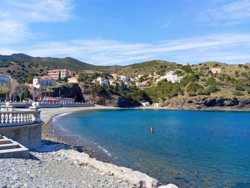 pludmale, Paraíso de la Costa Brava (Paraiso de la Costa Brava) in Portbou