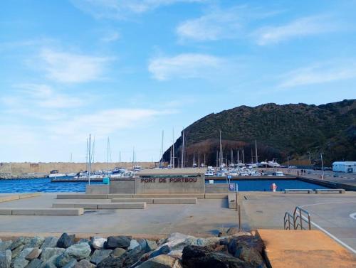 Skats, Paraíso de la Costa Brava (Paraiso de la Costa Brava) in Portbou