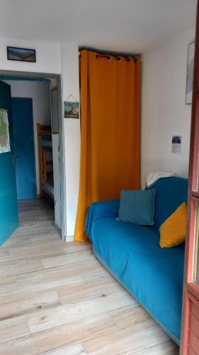 Joli studio avec balcon donnant sur la montagne in Campan