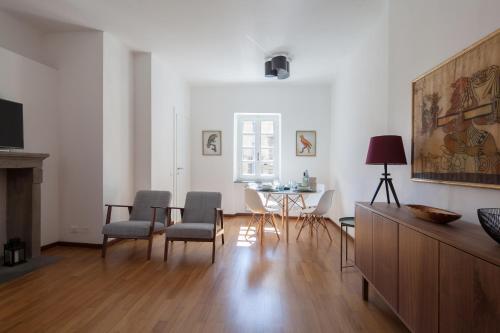 "Vicolo Apartment" Two-story Apartment in the Pedestrian area, 1 AC Master BDR, 1 Single BDR, AC Sitting Room with Sofabed for two people, 2,5 BTH, Private Parking 600mt far just out of LTZ, easy to train and ferries, city life