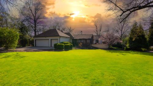 A Spacious Sanctuary for Unforgettable Group Stays in Olivette, USA