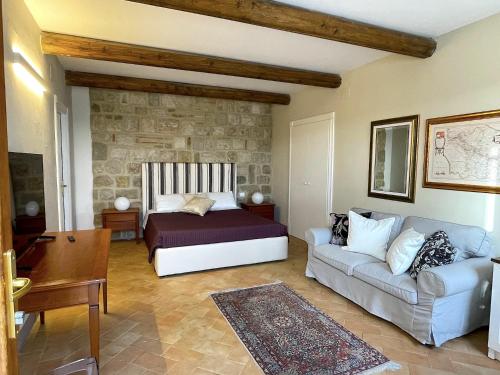 1 queen bed, 1 sofa bed
