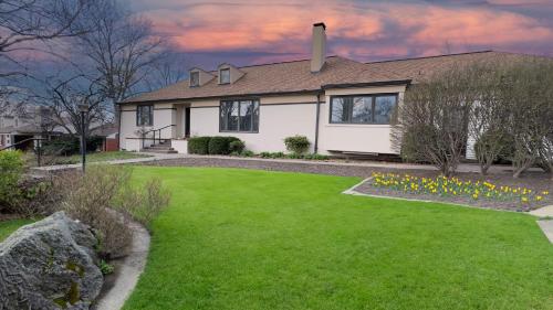 A Spacious Sanctuary for Unforgettable Group Stays in Olivette, USA
