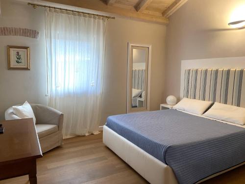 1 queen bed, 2 twin beds