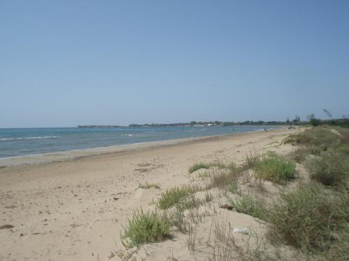 Appartavilla su spiaggia con giardino alberato