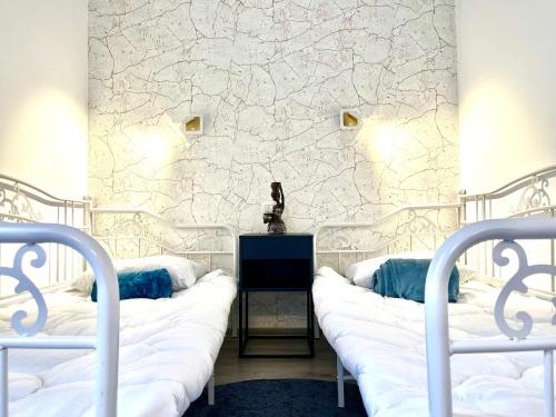 2 twin beds