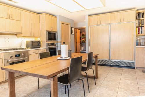 A Spacious Sanctuary for Unforgettable Group Stays in Olivette, USA