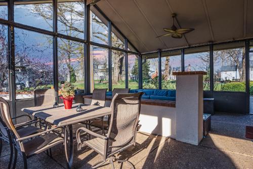 A Spacious Sanctuary for Unforgettable Group Stays in Olivette, USA