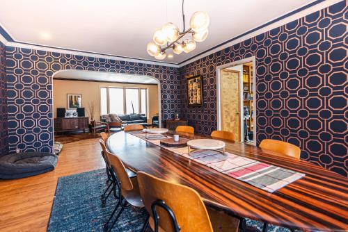 A Spacious Sanctuary for Unforgettable Group Stays in Olivette, USA