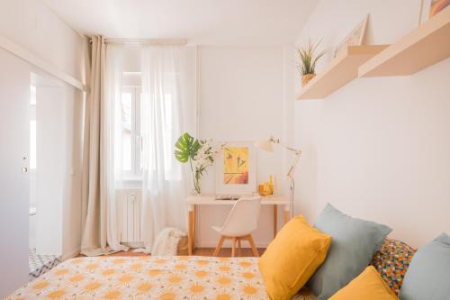Bright and Cheerful Room with Modern Comforts and Private Bathroom, Madrid (foto 10)