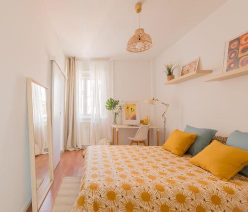Bright and Cheerful Room with Modern Comforts and Private Bathroom, Madrid