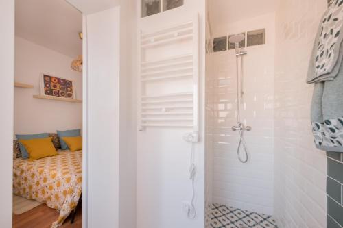 Bright and Cheerful Room with Modern Comforts and Private Bathroom, Madrid (foto 3)