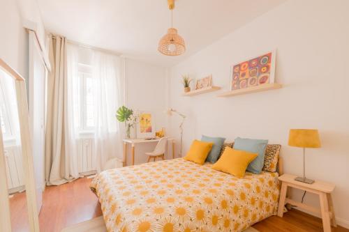 Bright and Cheerful Room with Modern Comforts and Private Bathroom, Madrid (foto 9)