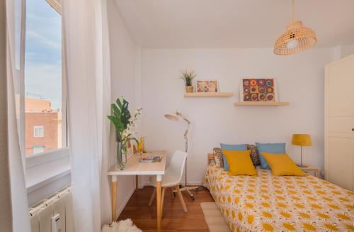 Bright and Cheerful Room with Modern Comforts and Private Bathroom, Madrid (foto 2)