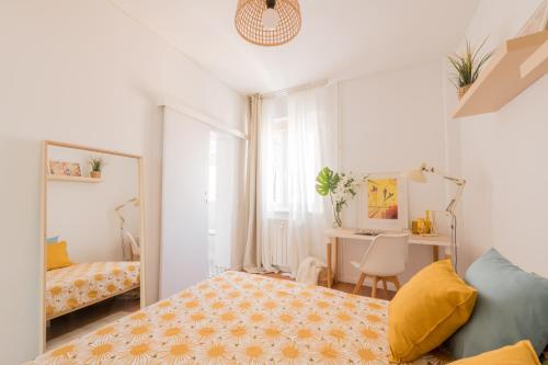 Bright and Cheerful Room with Modern Comforts and Private Bathroom, Madrid (foto 7)