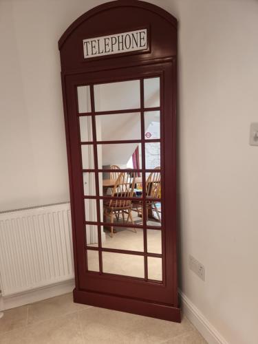 Entire Ground Floor Flat Free Parking and Garden - image 9