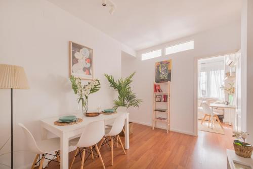 Bright and Cheerful Room with Modern Comforts and Private Bathroom, Madrid (foto 4)