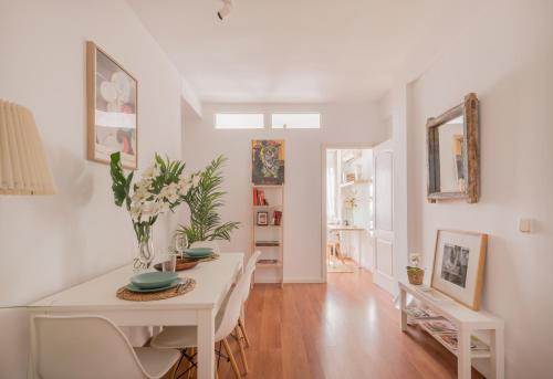 Bright and Cheerful Room with Modern Comforts and Private Bathroom, Madrid (foto 5)