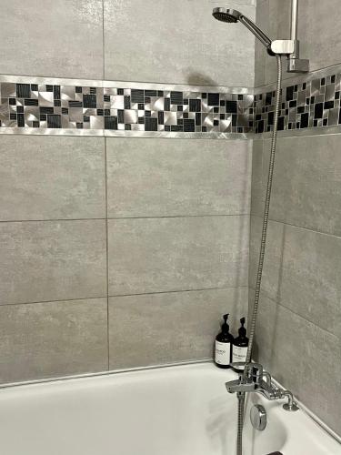 Appartement 12 min Paris - Parking Privé Gratuit - Wifi - Netflix - Balcon (Appartement 12 min Paris - Parking Prive Gratuit - Wifi - Netflix - Balcon) in Enghien-les-Bains