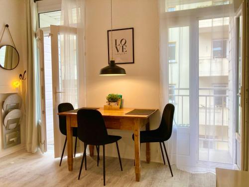 Living at Saarpartments - AdultsOnly - Business & Holiday Homes with Kitchen for Long- and Short Term stay, 3 min to St Johanner Markt and Points of Interest in Saarbrücken, Deutschland