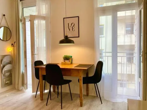 Living at Saarpartments - AdultsOnly - Business & Holiday Homes with Kitchen for Long- and Short Term stay, 3 min to St Johanner Markt and Points of Interest in Saarbrücken, Deutschland