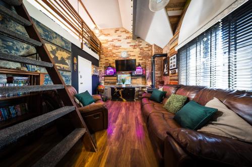 2 Independant Boutique Apartments one sleeps 2 the other sleeps 4, Meadowhall, Sheffield Arena, Free Parking