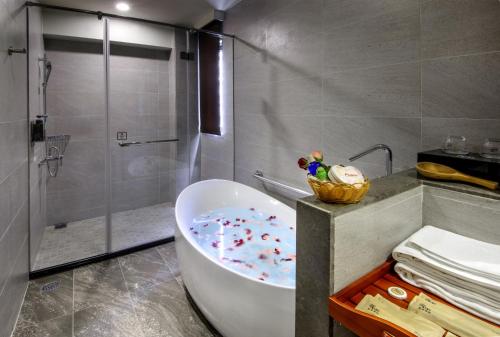 Stay Hotel - Taichung Yizhong - Tap to explore photos