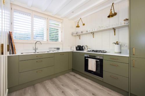 Battersea Set – 3 Bedroom Home with Garden, London (photo 9)