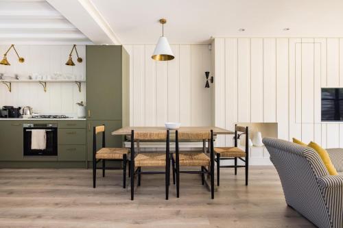 Battersea Set – 3 Bedroom Home with Garden, London (photo 11)