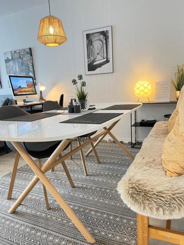 Living At Saarpartments -Adults Only- 2 Bedroom, Netflix- Business & Holiday Apartments For Long- And Short Term Stay, 3 Min To Train-Station, Secure E-Bike Parking!