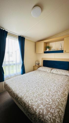 Cozy Private Static Caravan at Llyons Robin Hood - Silver Birch Way 11