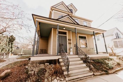 Retro Gem Box Victorian Steps from Irvine Park in Saint Paul, USA