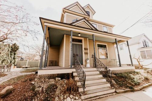 Retro Gem Box Victorian Steps from Irvine Park - Apartment - Saint Paul