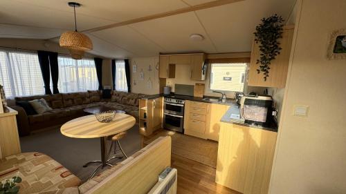 Cozy Private Static Caravan at Llyons Robin Hood - Silver Birch Way 11