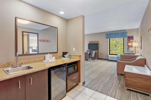 Hampton Inn & Suites Orlando-Apopka - image 9