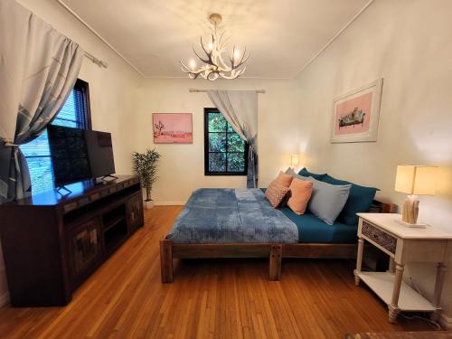 Encanto! Enchanted 3 bedroom private home near LACMA in Los Angeles, USA